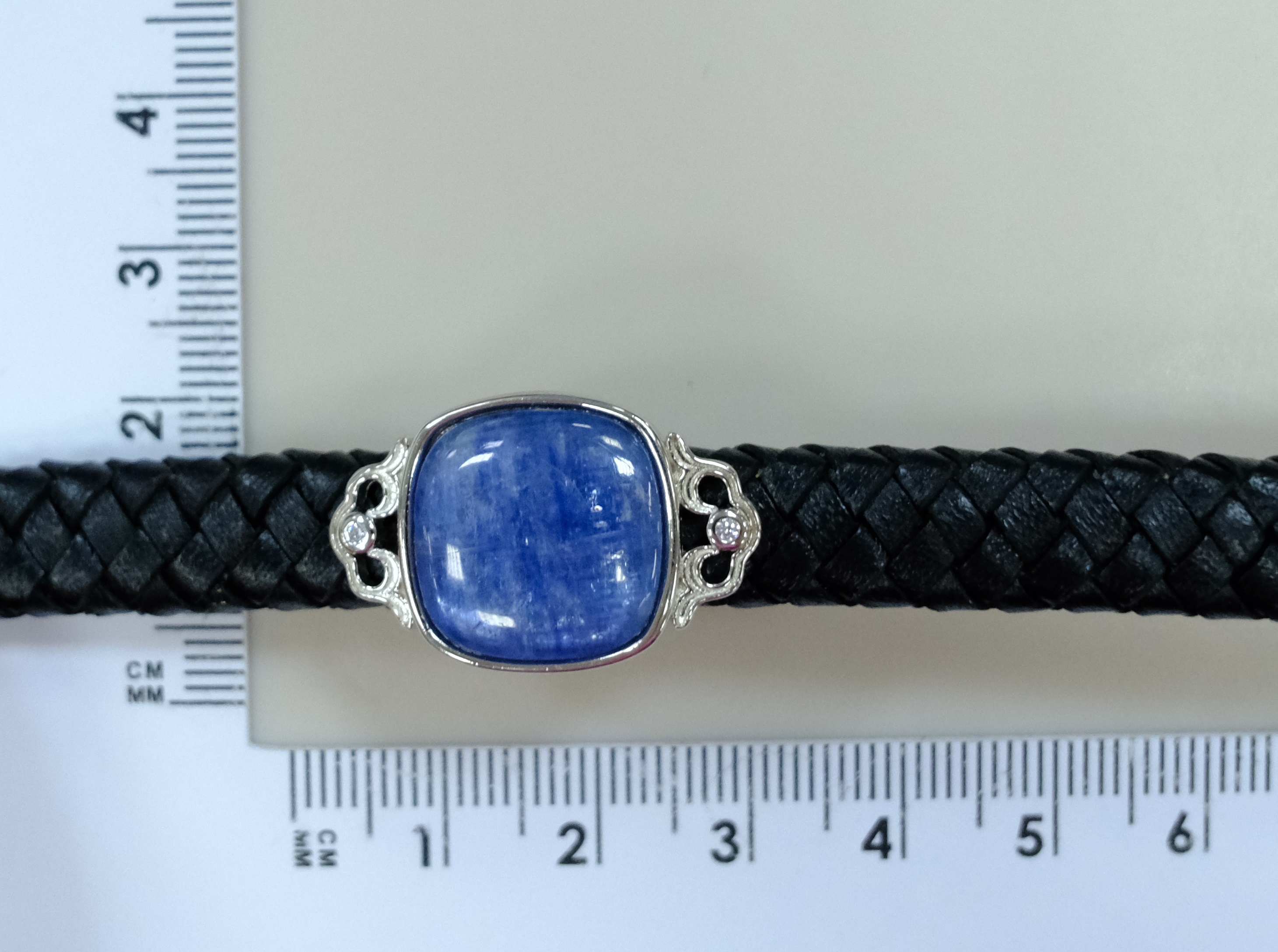 Серебряный браслет с кианитом и кожей